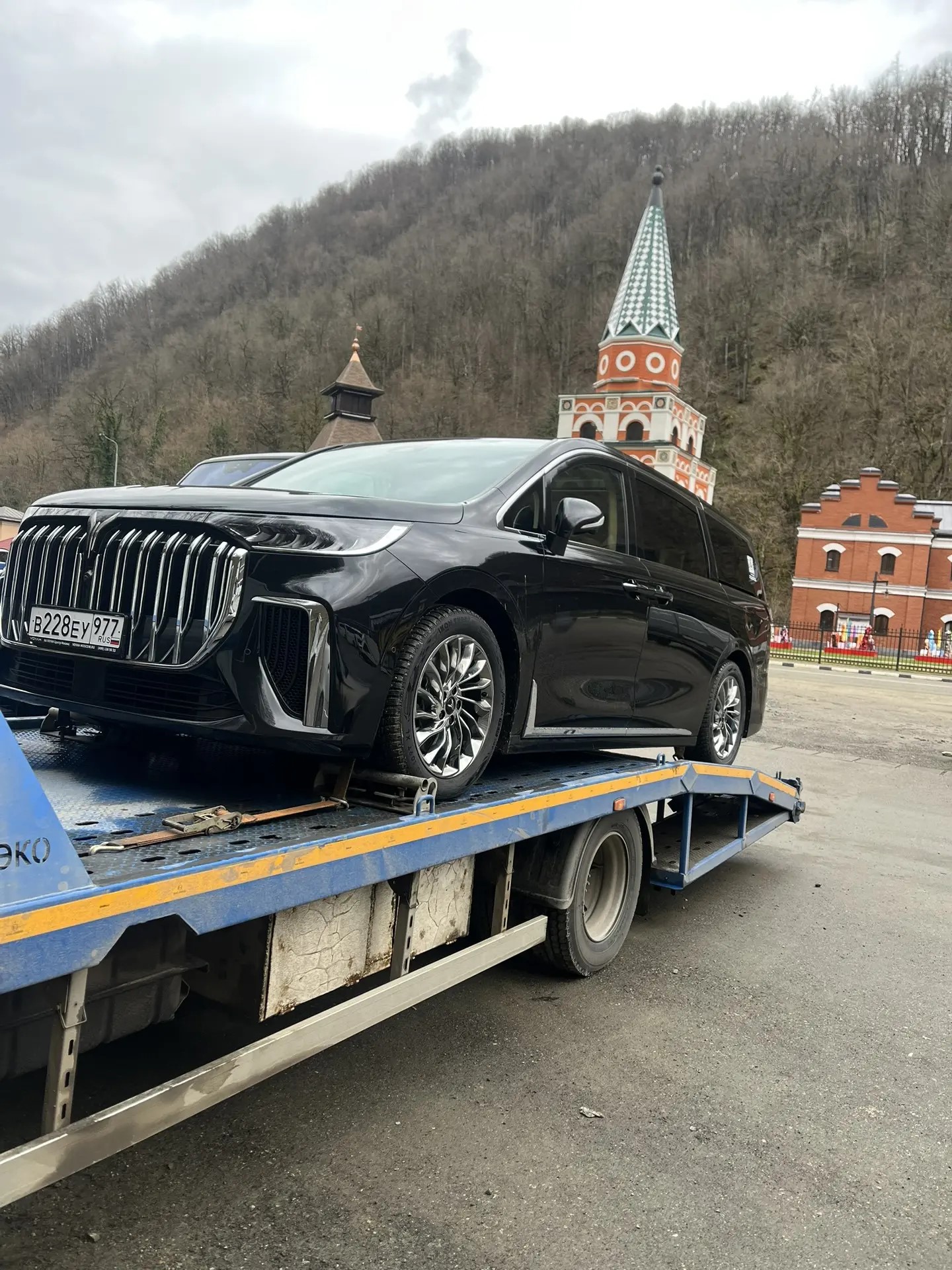 Автомобиль на эвакуаторе во время перевозки
