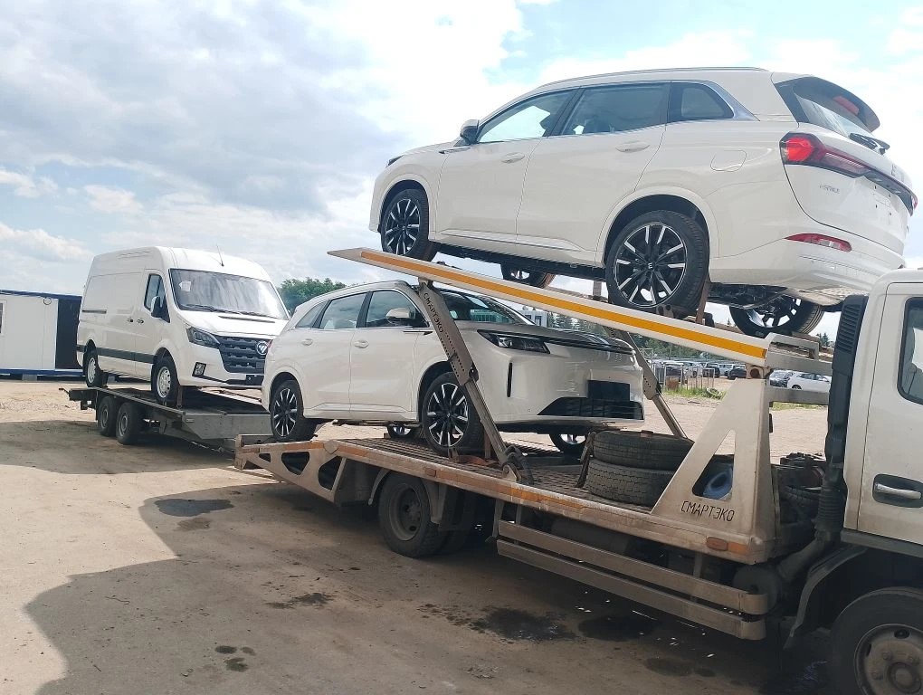 Перевозка двух автомобилей на эвакуаторе