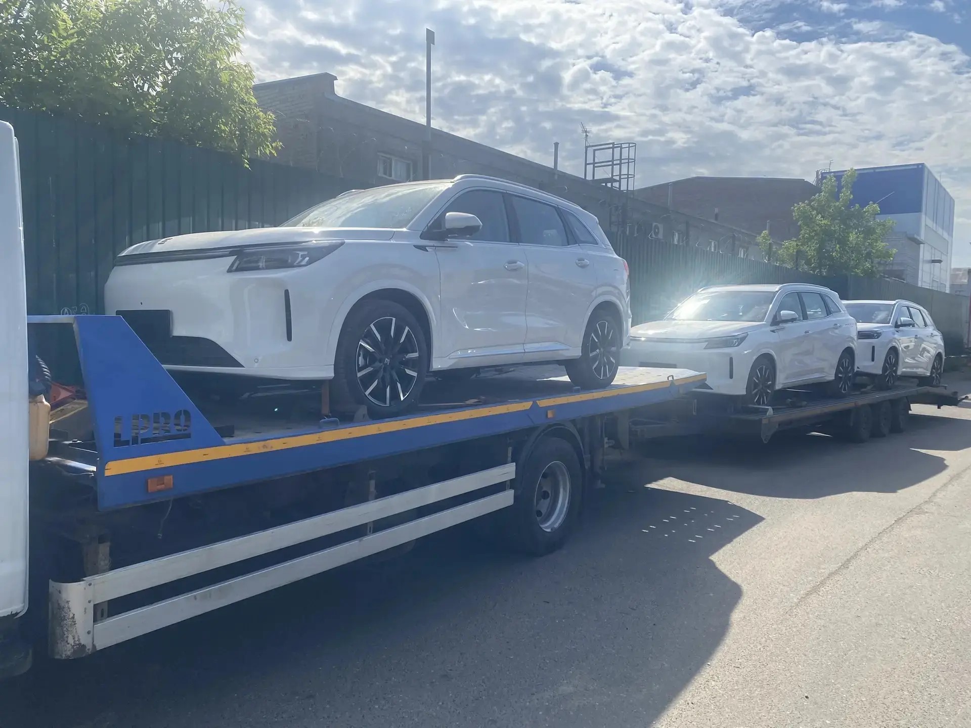 Легковые автомобили и SUV на автовозе