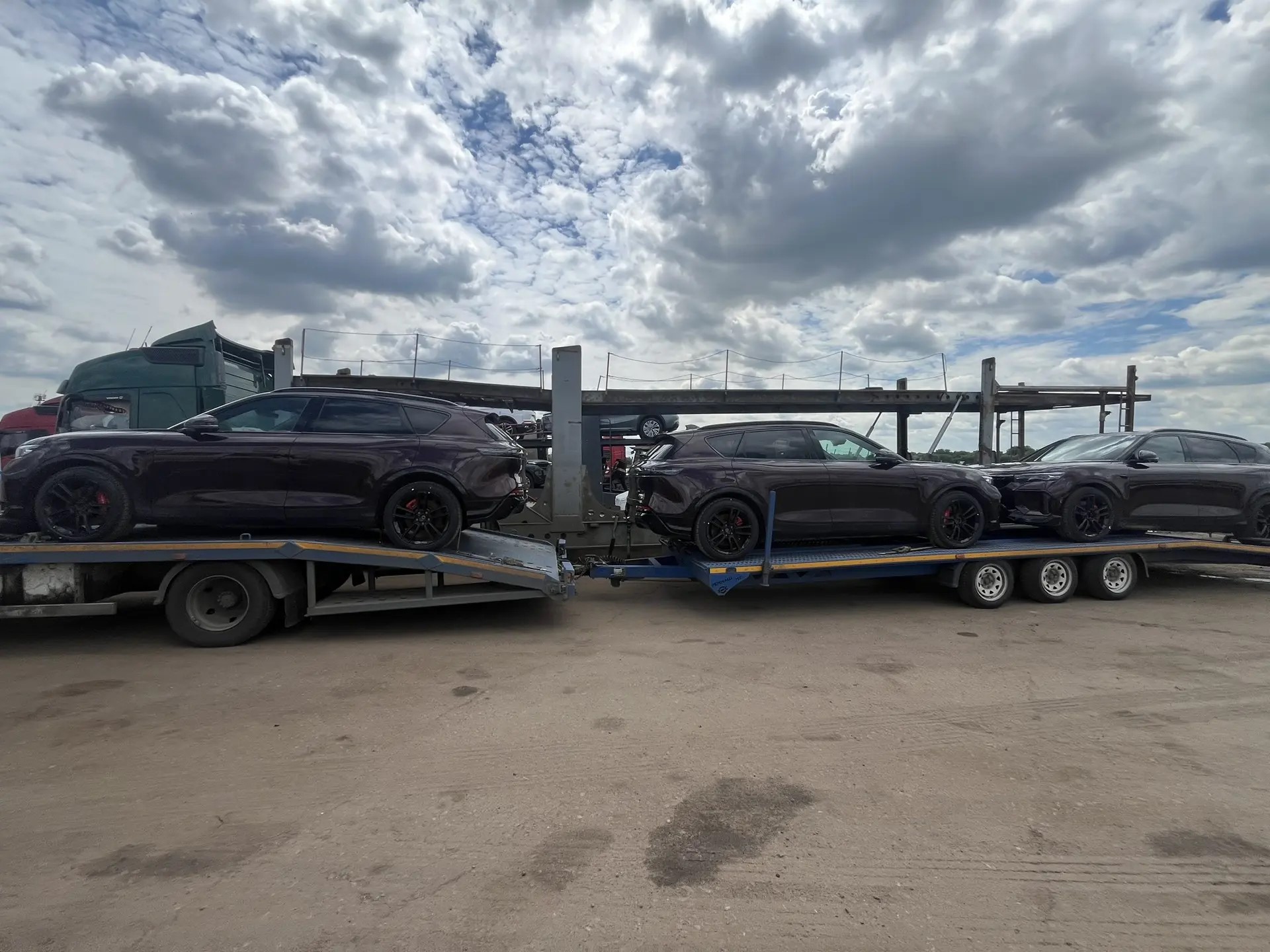 Автовоз с автомобилями Jetour